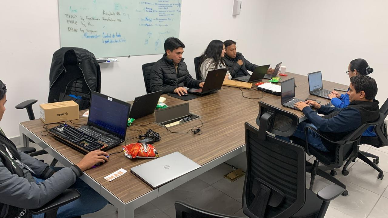 Equipo de desarrollo programando